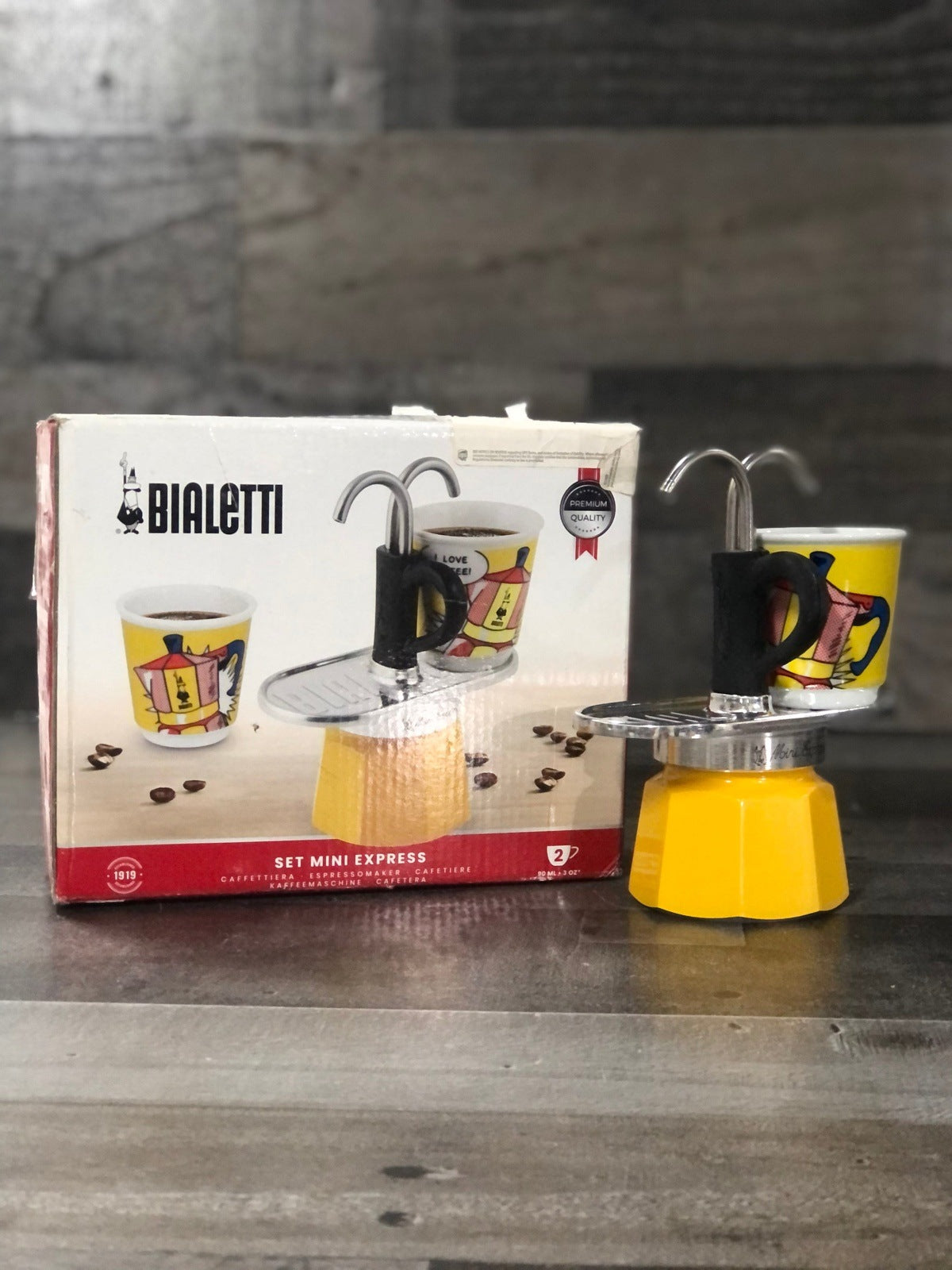 Bialetti - Mini Express Lichtenstein: Moka Set includes Coffee Maker 2-Cup (2.8 Oz) + 2 shot glasses, Yellow, Aluminium